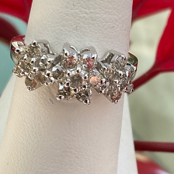 DIAMOND RING W/3 clusters across the top.14 kt White Gold.Size 6.5